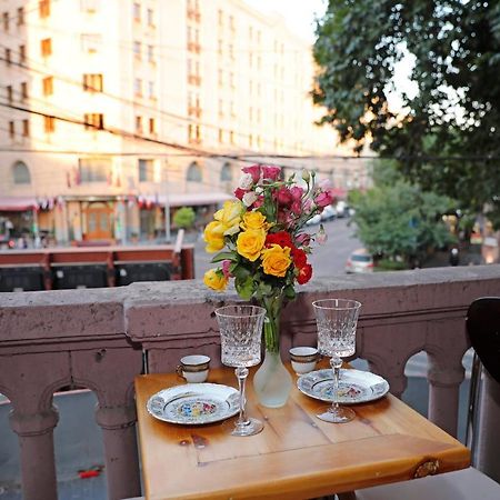Cozy Apartment On Republic Square Yerevan Exterior foto