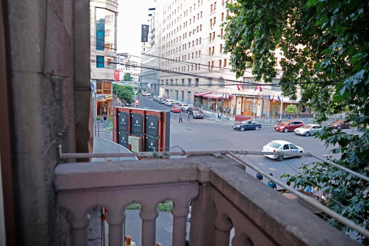 Cozy Apartment On Republic Square Yerevan Exterior foto